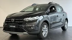 Zwart Gebruikt 2023 Dacia Sandero Comfort Hatchback | € 18.145 (Eerlijke prijs)