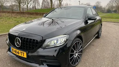 Zwart Occasion 2019 Mercedes C220 Premium Plus Sedan | € 24.750 (Eerlijke prijs)