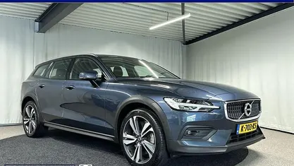 Blauw Gebruikt 2021 Volvo V60 CC Pro Stationwagen | € 39.395 (Eerlijke prijs)