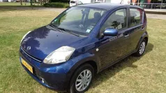 Blauw Gebruikt 2005 Daihatsu Sirion Hatchback | € 1.095 (Eerlijke prijs)