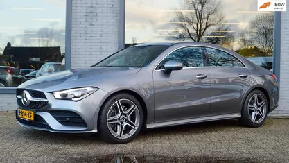 Grijs Occasion 2022 Mercedes CLA200 AMG line Sedan | € 29.245 (Eerlijke prijs)