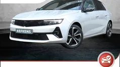 Grijs, metallic lak Gebruikt 2024 Opel Astra Hatchback | € 26.300 (Eerlijke prijs)