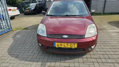 Rood Gebruikt 2003 Ford Fiesta Ambiente Hatchback | € 1.900 (Eerlijke prijs)