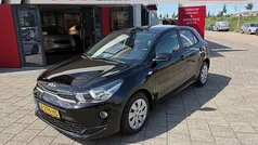 Zwart Gebruikt 2023 Kia Rio 3 Hatchback | € 19.945 (Goede deal)