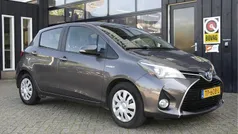 Grijs Gebruikt 2016 Toyota Yaris Hybrid Trend Hatchback | € 12.589 (Eerlijke prijs)
