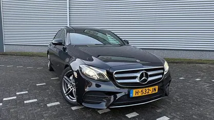 Zwart (metallic) Occasion 2019 Mercedes E220 AMG line Sedan | € 16.450 (Super prijs)
