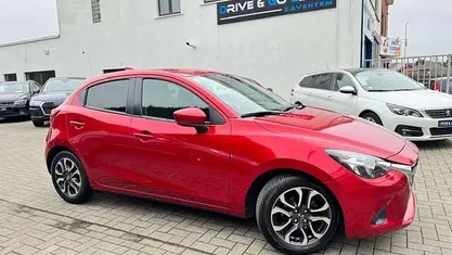 Rood Gebruikt 2018 Mazda 2 Exclusive-Line Sedan | € 10.950 (Eerlijke prijs)