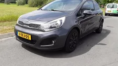 Grijs, metallic lak Gebruikt 2014 Kia Rio Plus Hatchback | € 7.150 (Eerlijke prijs)