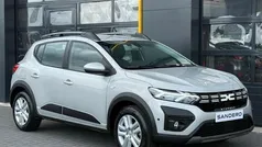 Grijs Gebruikt 2024 Dacia Sandero Expression Hatchback | € 19.900 (Eerlijke prijs)