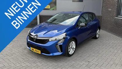Blauw Gebruikt 2024 Renault Clio V Evolution Hatchback | € 19.335 (Eerlijke prijs)