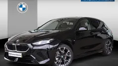 Saphirschwarz metallic (zwart metallic) Gebruikt 2025 BMW 120 Shadowline Hatchback | € 35.900 (Goede deal)