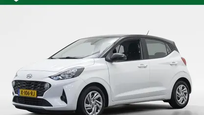 Occasion Hyundai i10 Comfort 67 PK (49 kW) 2020 Atlas white met zwart dak Hatchback