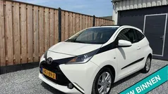 Wit Gebruikt 2015 Toyota Aygo X-wave Hatchback | € 10.450 (Eerlijke prijs)