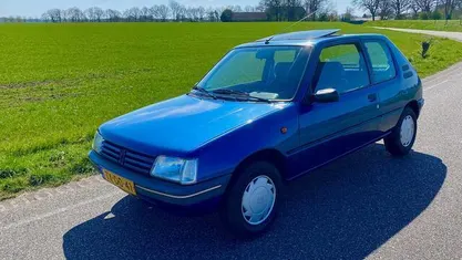 Blauw, metallic lak Gebruikt 1998 Peugeot 205 Hatchback | € 1.750 (Eerlijke prijs)