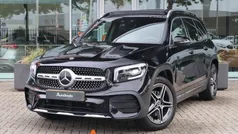 Zwart, metallic lak Gebruikt 2022 Mercedes GLB200 AMG line SUV | € 39.900 (Eerlijke prijs)