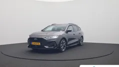 Grijs Gebruikt 2024 Ford Focus ST-Line X Stationwagen | € 28.195 (Eerlijke prijs)