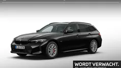 Saphirschwarz metallic (475) (zwart metallic) Gebruikt 2023 BMW 330e Comfort Edition Stationwagen | € 42.900 (Eerlijke prijs)