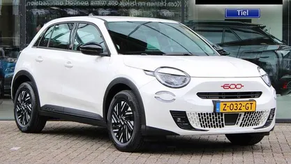 Wit Occasion 2024 Fiat 600E Red SUV | € 25.795 (Eerlijke prijs)