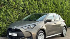 Bruin, metallic lak Gebruikt 2023 Toyota Yaris Hybrid Business Edition Hatchback | € 21.890 (Eerlijke prijs)