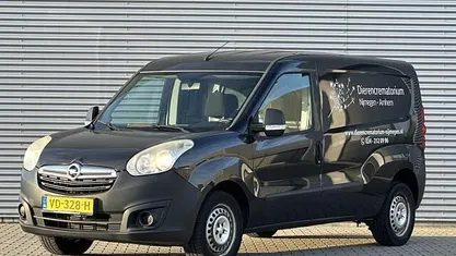 3au :midnight black s Gebruikt 2013 Opel Combo Van | € 2.650 (Eerlijke prijs)