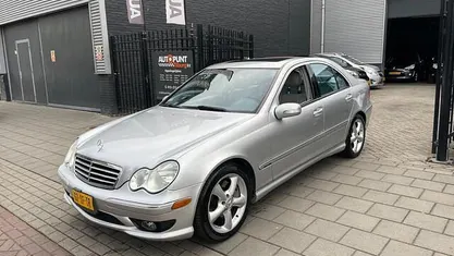 Grijs, metallic lak Gebruikt 2004 Mercedes C230 AMG Sedan | € 3.999 (Eerlijke prijs)