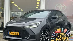 Ash grey metalic / zwart dak Gebruikt 2024 Toyota C-HR Executive SUV | € 38.250 (Eerlijke prijs)