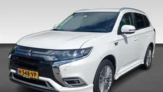 Wit, metallic lak Gebruikt 2020 Mitsubishi Outlander Intense SUV | € 18.930 (Goede deal)