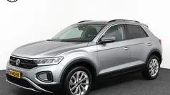Grijs Gebruikt 2023 VW T-Roc Life SUV | € 22.795 (Eerlijke prijs)