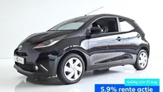 Zwart Gebruikt 2017 Toyota Aygo X-play Hatchback | € 9.390 (Eerlijke prijs)