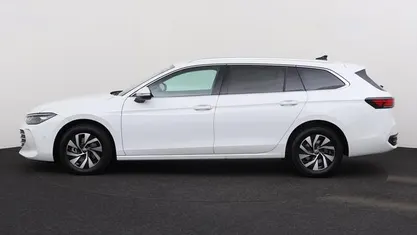 Wit Gebruikt 2024 VW Passat Business Stationwagen | € 38.495 (Eerlijke prijs)