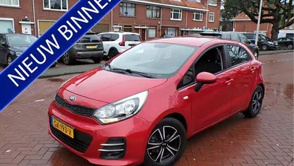 Rood (metallic) Occasion 2015 Kia Rio Comfort Hatchback | € 7.944 (Eerlijke prijs)