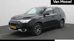 Zwart Gebruikt 2015 Mitsubishi Outlander P-HEV Edition SUV | € 15.900 (Eerlijke prijs)