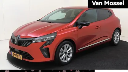 Rood Occasion 2024 Renault Clio V Evolution Hatchback | € 19.235 (Eerlijke prijs)