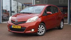 Rood (metallic) Gebruikt 2014 Toyota Yaris Comfort Hatchback | € 10.950 (Eerlijke prijs)