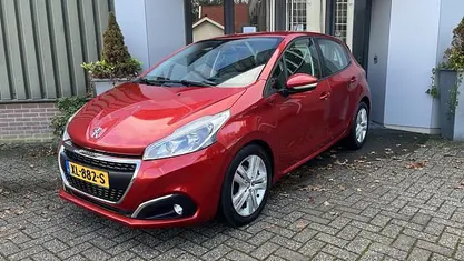 Occasion 2019 Peugeot 208 Signature Sky Hatchback | € 9.245 (Eerlijke prijs)