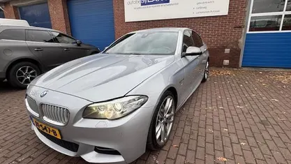 Grijs, metallic lak Gebruikt 2014 BMW M550 Sedan | € 20.950 (Eerlijke prijs)