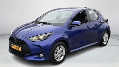 Blauw Gebruikt 2024 Toyota Yaris Hybrid Active Hatchback | € 23.900 (Eerlijke prijs)