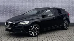 Zwart Gebruikt 2019 Volvo V40 CC Summum Stationwagen | € 21.899 (Eerlijke prijs)