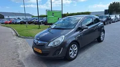 Grijs, metallic lak Gebruikt 2012 Opel Corsa Edition Hatchback | € 3.499 (Eerlijke prijs)