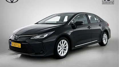 Zwart Occasion 2021 Toyota Corolla Active Sedan | € 22.945 (Eerlijke prijs)