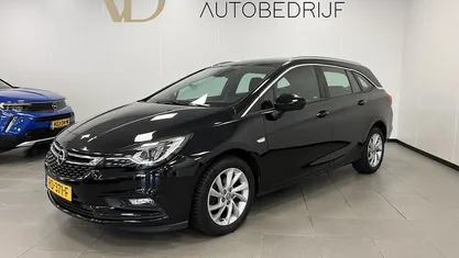 Zwart Gebruikt 2017 Opel Astra Innovation Stationwagen | € 11.550 (Eerlijke prijs)