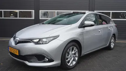 Grijs Occasion 2017 Toyota Auris Hybrid Business Edition Stationwagen | € 13.750 (Goede deal)