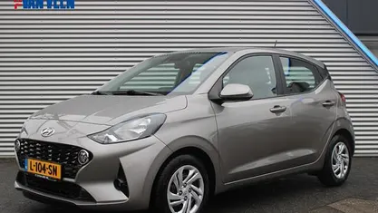 Brass (grijs metallic) Occasion 2021 Hyundai i10 Comfort Hatchback | € 13.445 (Eerlijke prijs)