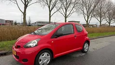 Rood Gebruikt 2010 Toyota Aygo Hatchback | € 2.950 (Eerlijke prijs)
