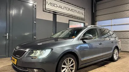 Grijs (metallic) Gebruikt 2015 Skoda Superb Stationwagen | € 5.949 (Goede deal)