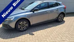 Grijs, metallic lak Gebruikt 2017 Volvo V40 CC Momentum Stationwagen | € 16.945 (Eerlijke prijs)