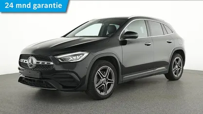 Donker 191 kosmoszwart metallic Occasion 2022 Mercedes GLA250 AMG SUV | € 39.945 (Eerlijke prijs)