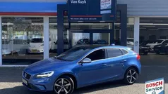 Blauw, metallic lak Gebruikt 2019 Volvo V40 R-Design Stationwagen | € 16.950 (Eerlijke prijs)