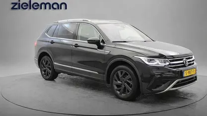 Zwart Occasion 2023 VW Tiguan Elegance SUV | € 33.645 (Eerlijke prijs)