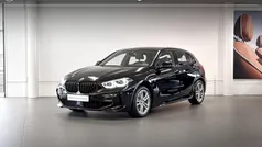 Saphirschwarz metallic (zwart metallic) Gebruikt 2024 BMW 118 M Sport Hatchback | € 35.900 (Goede deal)